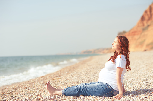 Schwangere Frau am Strand