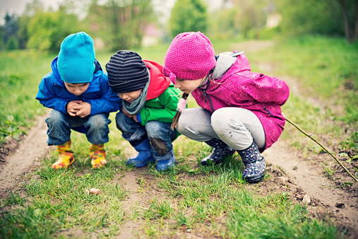 Kinder hocken Feldweg